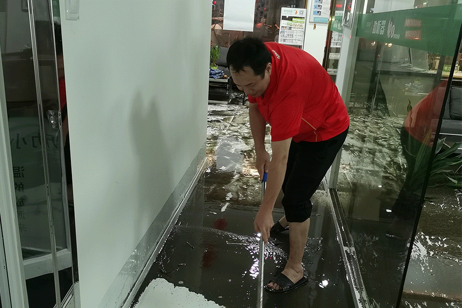 暴雨來襲，聽覺有道驗配師連夜搶救公司財產